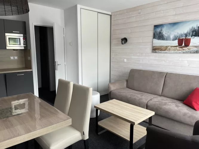 P33 / Estudio / 4 personas